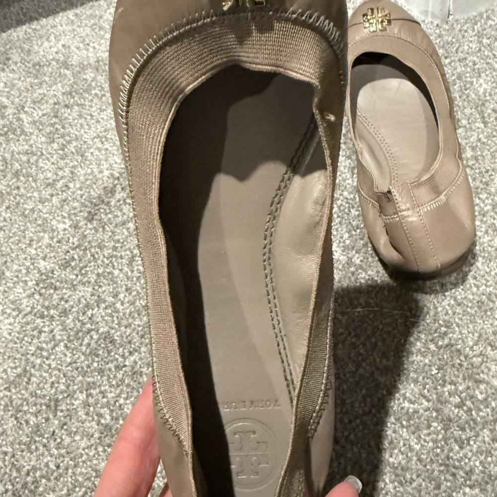 Tory Burch‎ Women's Beige Ballet Flats with Gold Logo - Picture 5 of 6